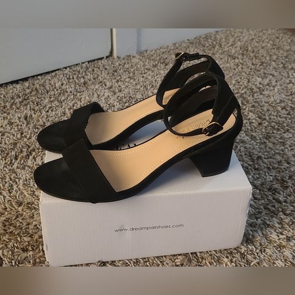 SIZE 6 1/2 DREAM PAIRS BLACK SANDALS- 1 1/2 INCH HEALS - Picture 2 of 3